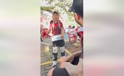 Conmueve niño genio en matemáticas que vende dulces en la calle para ayudar a su madre