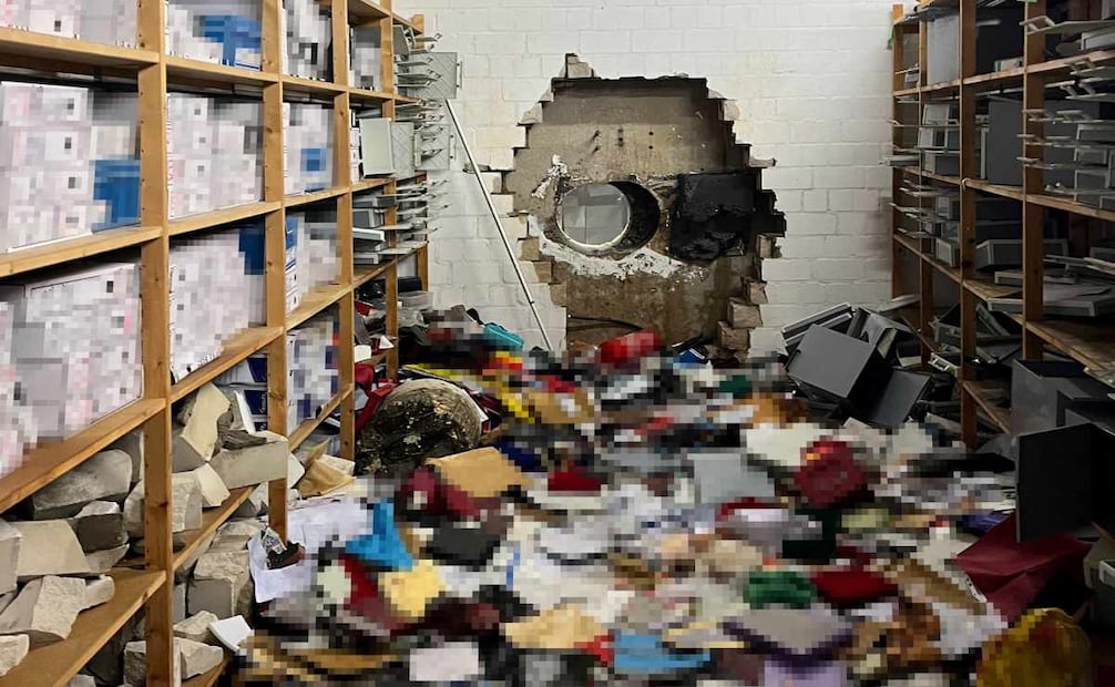 Esta foto, tomada el 29 de diciembre de 2025 en Gelsenkirchen, oeste de Alemania, y distribuida por la Policía de Gelsenkirchen, muestra un enorme agujero en la pared de la cámara acorazada de una sucursal de la Sparkasse después de que un desconocido irrumpiera durante las vacaciones de Navidad. Foto: AFP