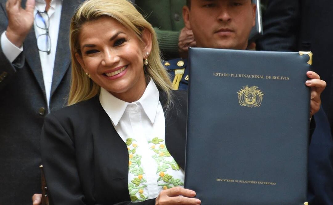 La presidenta interina de Bolivia, Jeanine Áñez, promulga ley para nuevas elecciones en el país (Foto: AFP)