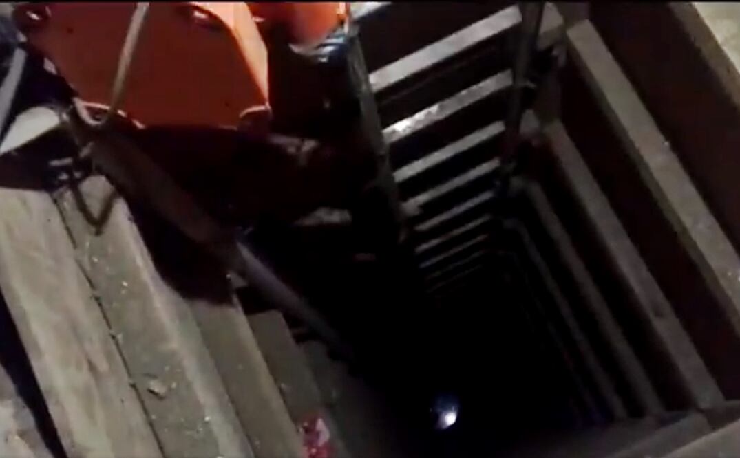 La excavación acondicionada con rieles, luz, sistema de ventilación y una profundidad de 9.5 metros fue localizada por elementos de la AIC durante un cateo en el municipio de Tecate. Foto: Tomada de video