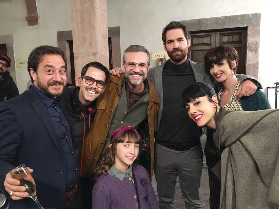 Andrés Almeida, Manolo Caro, Juan Pablo Medina, Mauel García Rulfo, Paz Vega y Cecilia Suárez en locación (CORTESÍA MANOLO CARO)