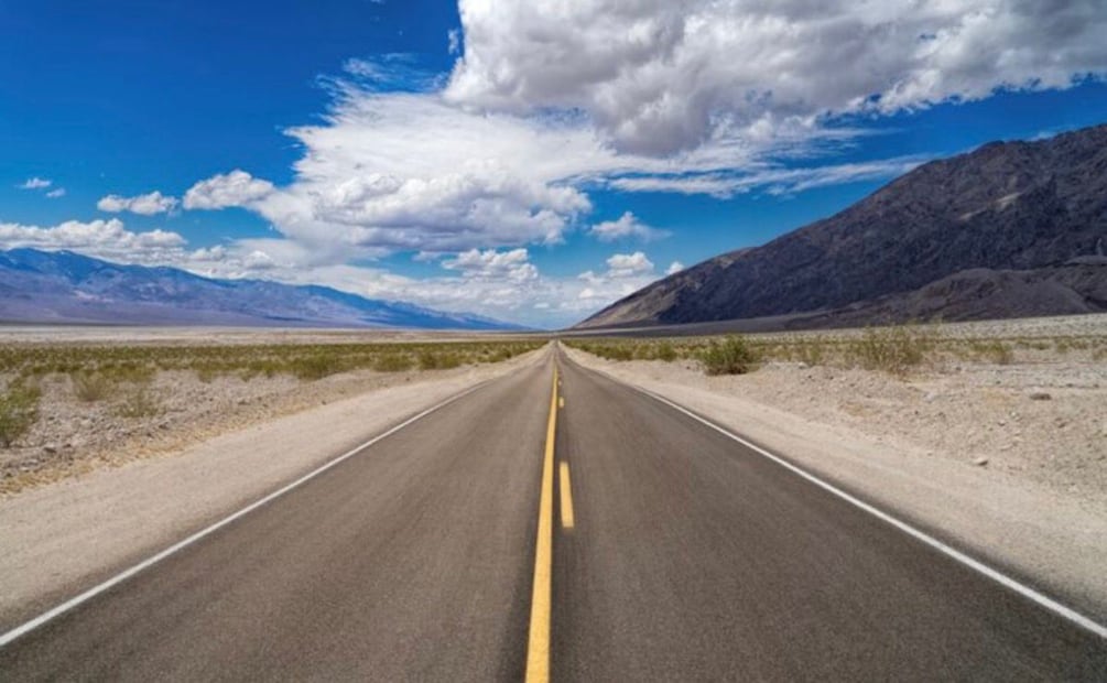 Al viajar por carretera es fundamental respetar los límites de velocidad y usar el cinturón de seguridad. Foto: Freepik