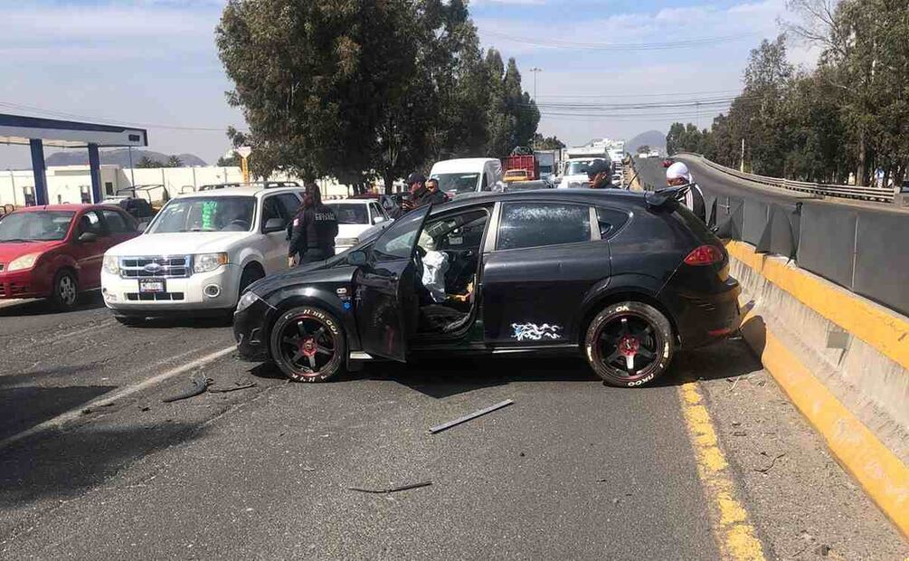 Elementos de la policía estatal arribaron para prestar auxilio junto a otros automovilistas tras el accidente en la autopista México-Querétaro. Foto: Especial