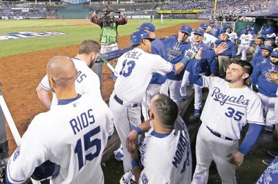 Royals se queda con el primero