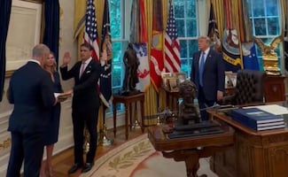 Todd Blanche jura como fiscal general de EU; Trump encabeza ceremonia