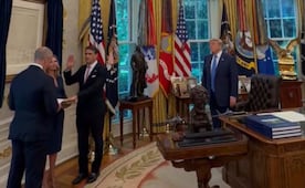 Todd Blanche jura como fiscal general de EU; Trump encabeza ceremonia