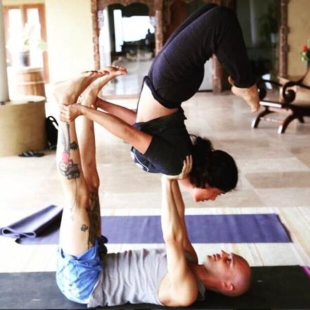 Salma Hayek hace acroyoga y lo muestra en redes