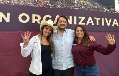 Andrés Manuel López Beltrán, la diputada María Teresa Ealy Díaz y Norma Alicia Ruiz revisan estrategia para elección en Nuevo Ideal, Durango