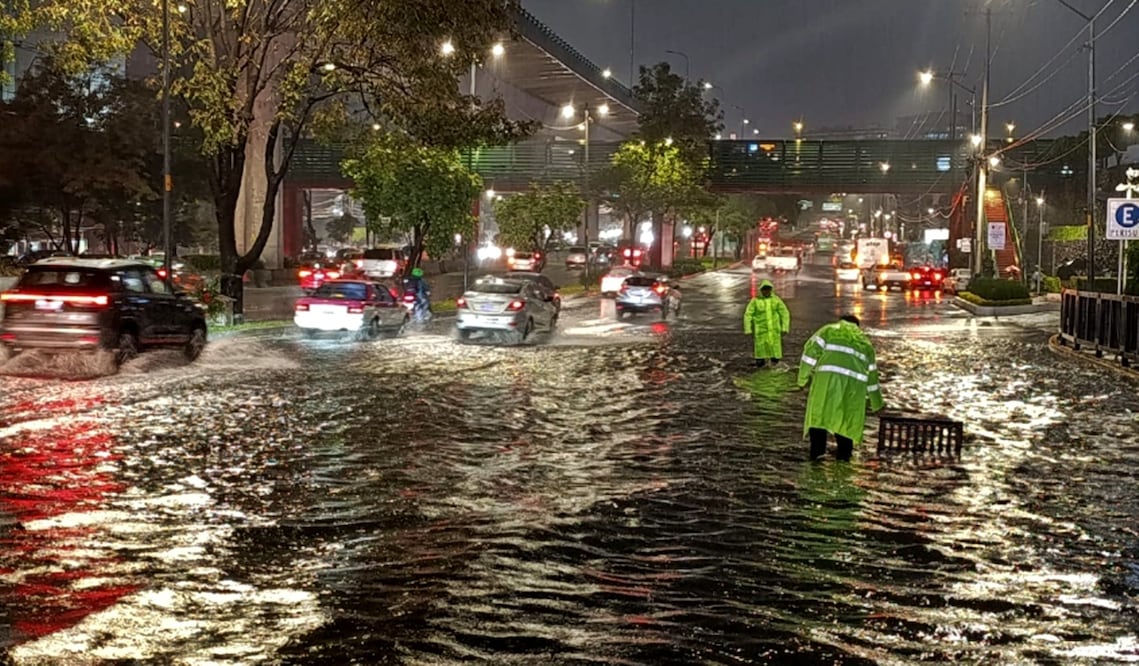 Las fuertes lluvias que se registran este jueves provocaron diversas encharcamientos como en la lateral de Periférico casi al cruce con Insurgentes Sur en la Ciudad de México, el 31 de julio de 2025. Foto: especial