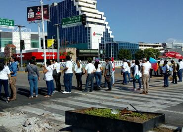 Trabajadores mantienen bloqueos por falta de pagos en Tabasco