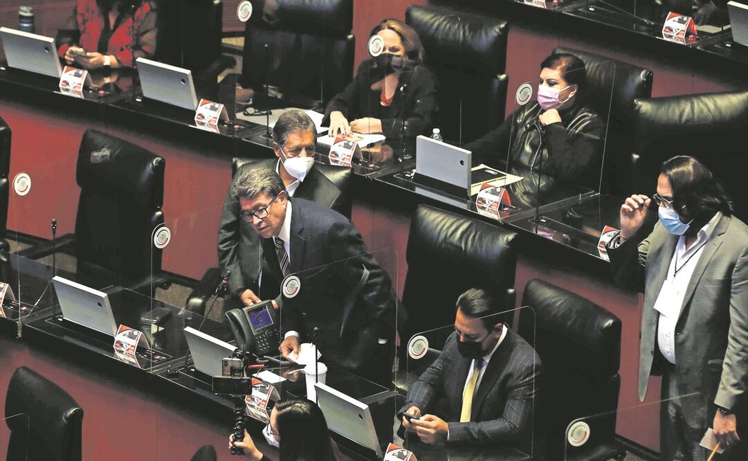 Casi al final de la primera sesión ordinaria, el coordinador de Morena, Ricardo Monreal, llamó a todos los grupos parlamentarios a la conciliación. Fotos: Diego Simón. EL UNIVERSAL