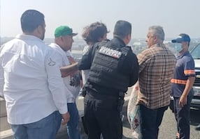 Ciudadanos y policías rescatan a joven que intentó arrojarse del Puente Tampico, en Tamaulipas; menor quedó bajo resguardo