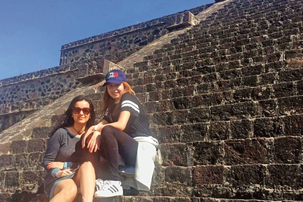 La diputada Mirza Flores, de MC, dice que para ella es difícil ser madre y diputada porque su hija Sofía vive en Guadalajara (ESPECIAL)