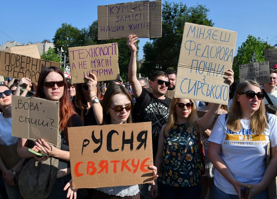 Ucranianos protestan por la destitución del ministro de Defensa Mijaílo Fédorov, en Kiev.  FOTO: EFE