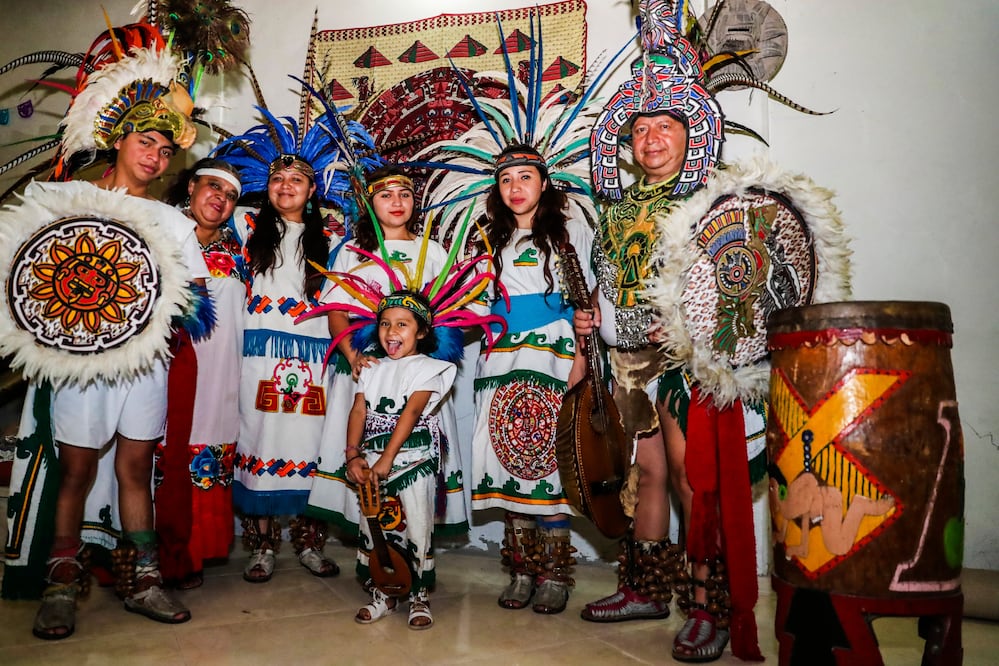 La familia que lleva las tradiciones mexicas al mundo