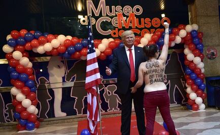 Feminista topless toma por la entrepierna a figura de Trump