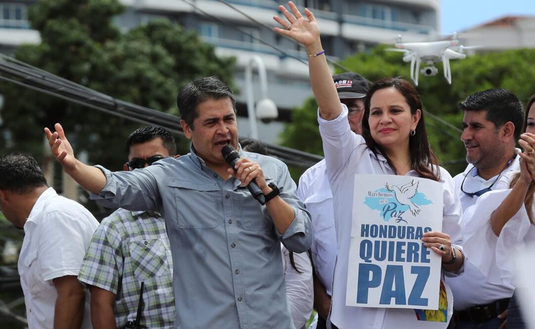 El presidente de Honduras, Juan Orlando Hernández, habla ante cientos de sus simpatizantes este sábado, durante la denominada "Marcha por la Paz", en Tegucigalpa (Honduras) (Foto: EFE)