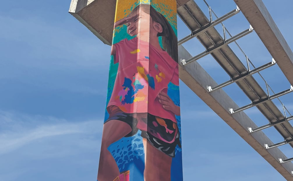 En el corredor de las líneas 4 y 6 del Metro, las columnas fueron transformadas por artistas locales.