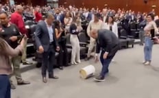 VIDEO: Cubetazos de chapopote en San Lázaro; diputados de MC y Morena protagonizan riña en pleno debate sobre reforma electoral