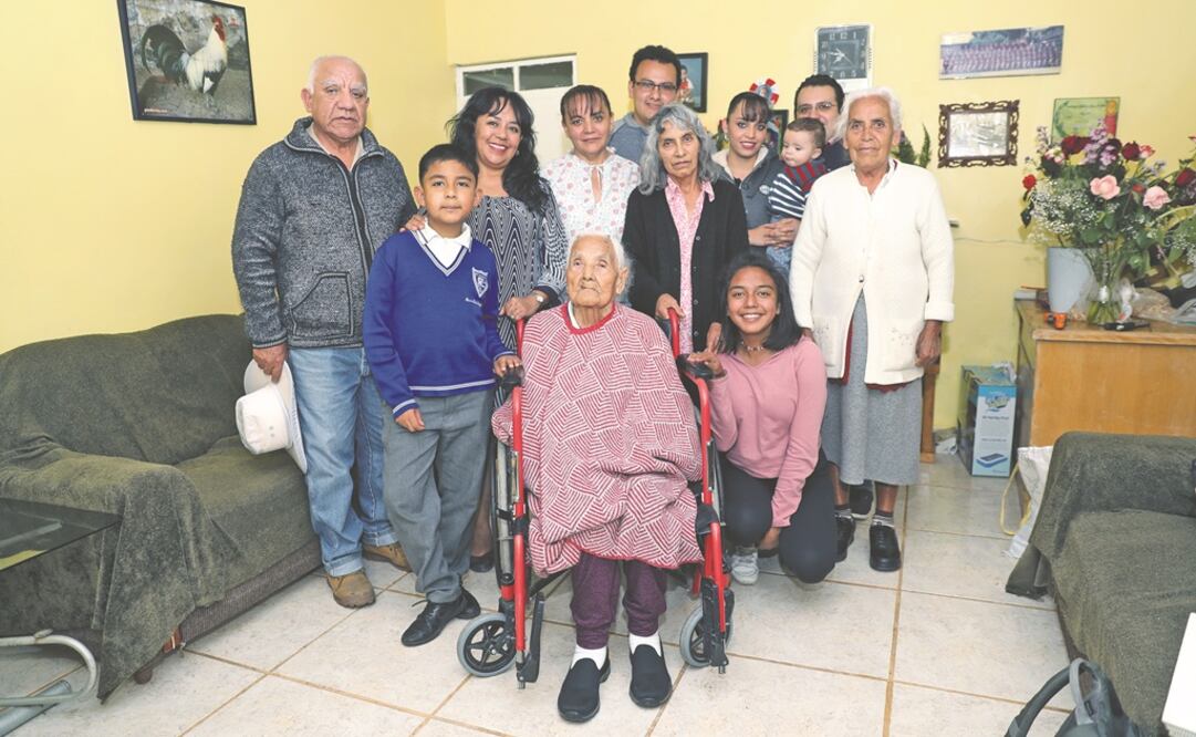 Bernarda Mayen recibió a EL UNIVERSAL en su hogar, sentada en una silla de ruedas y acompañada de varios de sus familiares. Foto: VALENTEN ROSAS. EL UNIVERSAL