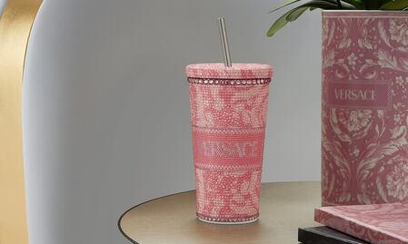 Cuánto cuesta el accesorio en forma de vaso de Versace