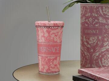 Cuánto cuesta el accesorio en forma de vaso de Versace