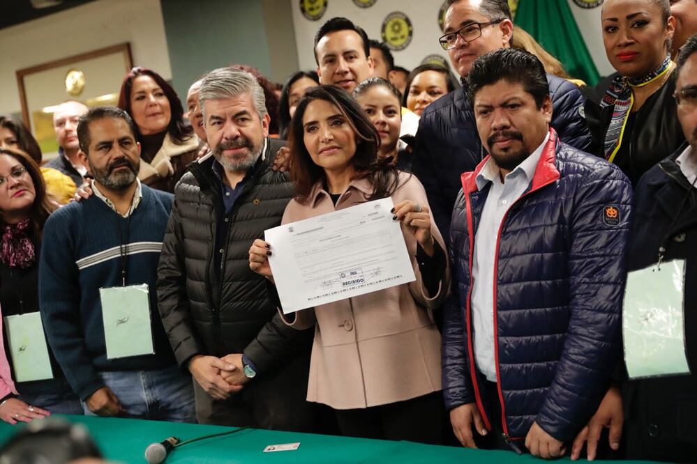 Alejandra Barrales se registra como precandidata del Frente Amplio a la jefatura de gobierno de la CDMX. Foto: Iván Stephens