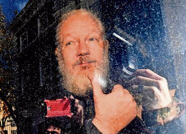 Assange tuvo dos hijos con su abogada: periódico británico