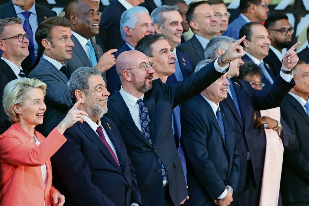 Líderes de la Celac y la Unión Europea durante la foto oficial al inicio de la cumbre entre ambos organismos en Bruselas. Foto: Julien Warnand / EFE
