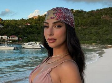 Short denim y crop top, el fabuloso look de playa de María Chacón