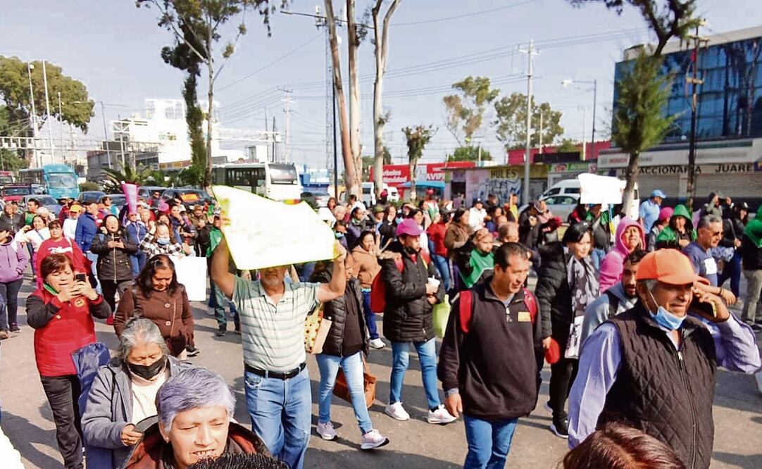 Un grupo de trabajadores del DIF marcharon por la Vía José López Portillo, hasta el palacio municipal para exigir sus derechos. Foto: Especial