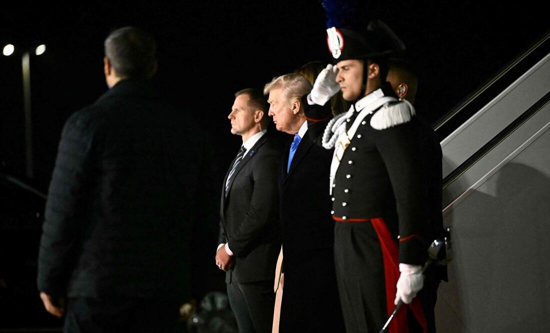 El presidente de Estados Unidos, Donald Trump, desciende del Air Force One a su llegada al Aeropuerto Internacional Leonardo da Vinci de Roma el 25 de abril de 2025. Trump se encuentra en Roma para asistir al funeral del papa Francisco. Foto: AFP