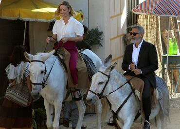 Brie Larson y George Clooney pasean en burro por un pueblo español