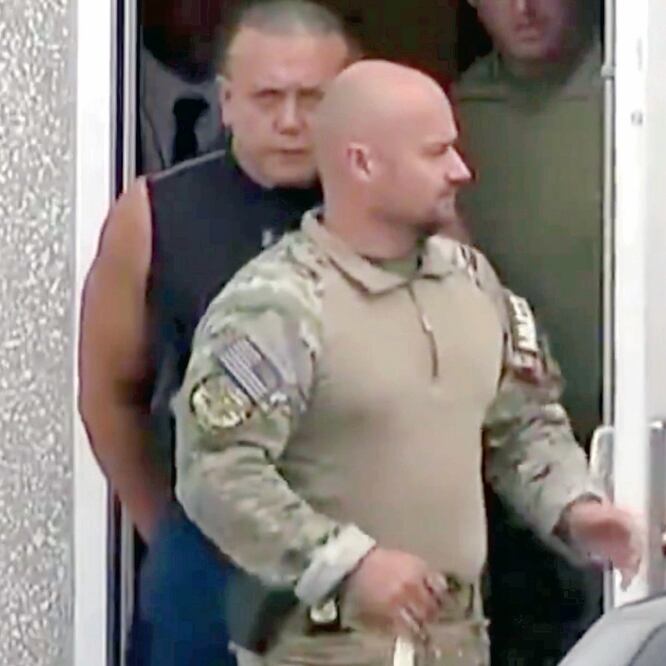 Cesar Sayoc (izquierda), al ser trasladado por el FBI. REUTERS