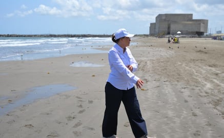 Rocío Nahle supervisa limpieza de crudo en playas de Boca del Río, Veracruz; asegura que son "trazas" de hidrocarburo