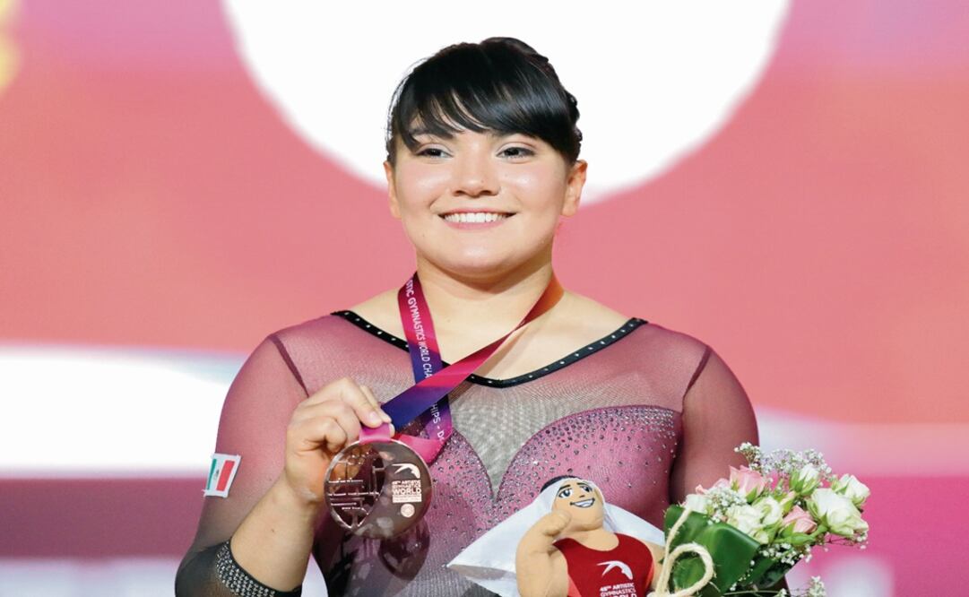 Mexico's Alexa Moreno shows her bronze medal after the women's vault final on the first day of the apparatus finals of the of the Gymnastics World Chamionships – Photo: Vadim Ghirda