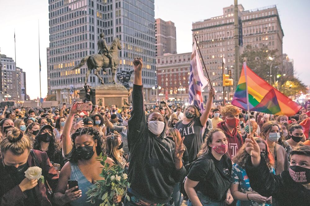 Seguidores de Joe Biden celebran su triunfo en las elecciones de Estados Unidos, en Philadelphia, Pennsylvania. Foto: CHRIS MCGRATH. AFP