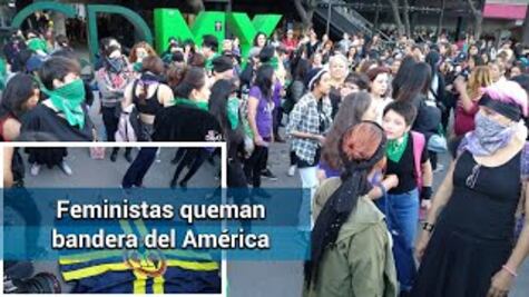 Feministas queman bandera del América en la Glorieta de los Insurgentes