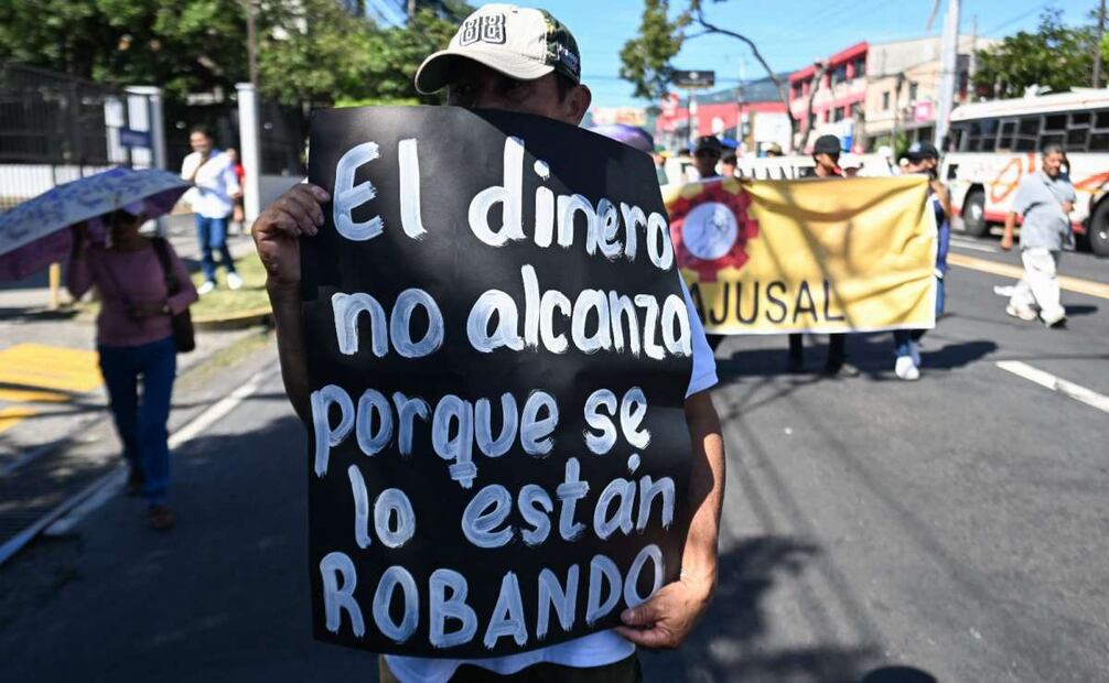 Cientos de salvadoreños protestaron en San Salvador contra los recortes al presupuesto de Salud y Educación para 2025, que disminuirían $108 millones y $155 millones respectivamente. Foto: AFP