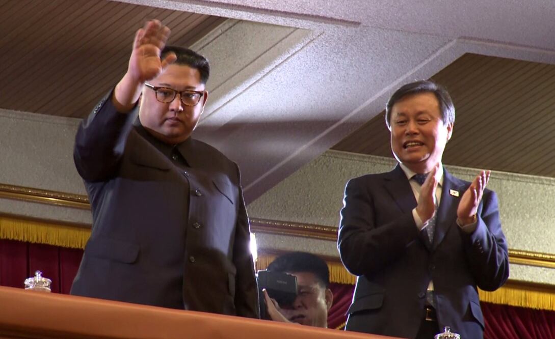 Kim Jon Un fue visto aplaudiendo al ritmo de algunas canciones y luego se fotografió con los artistas tras el espectáculo (Foto: EFE)