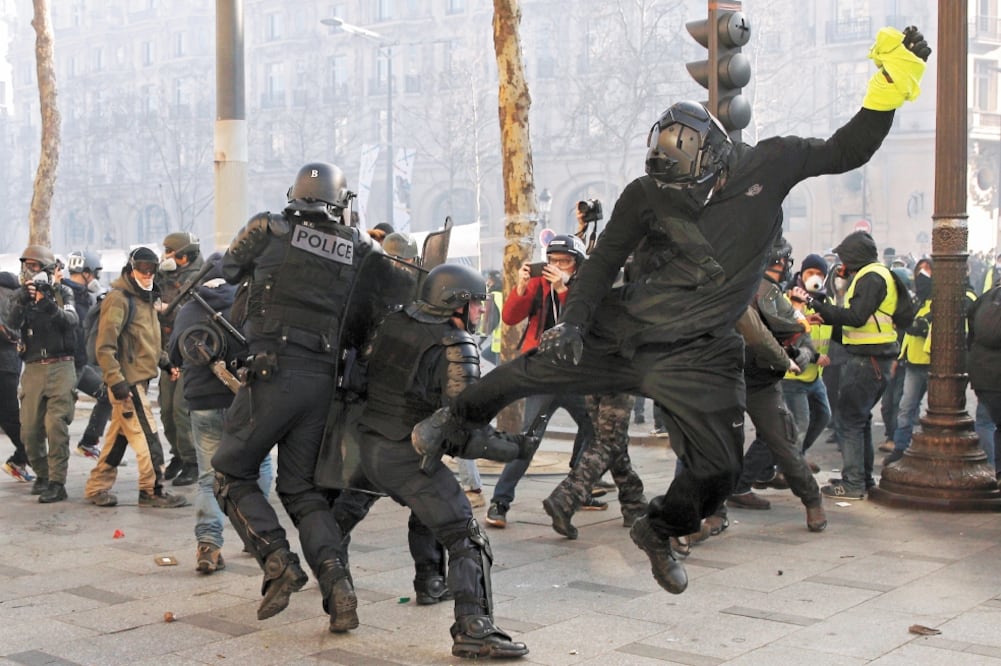 Un manifestante de los chalecos amarillos se enfrentó contra las fuerzas del orden, durante una protesta el pasado 16 de marzo en París. Foto: YOAN VALAT. EFE