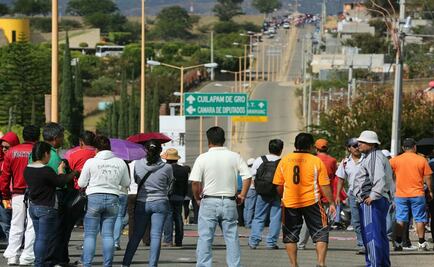 CNTE bloquea carretera de acceso al Congreso de Oaxaca