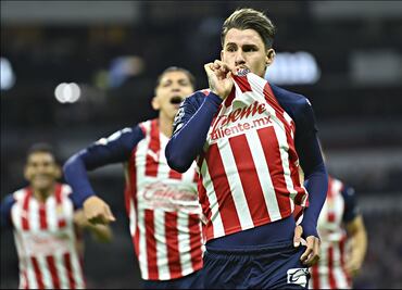 Chivas vence al Cruz Azul en el Estadio Azteca y sueñan con el repechaje