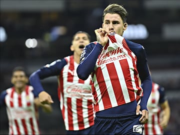 Chivas vence al Cruz Azul en el Estadio Azteca y sueñan con el repechaje