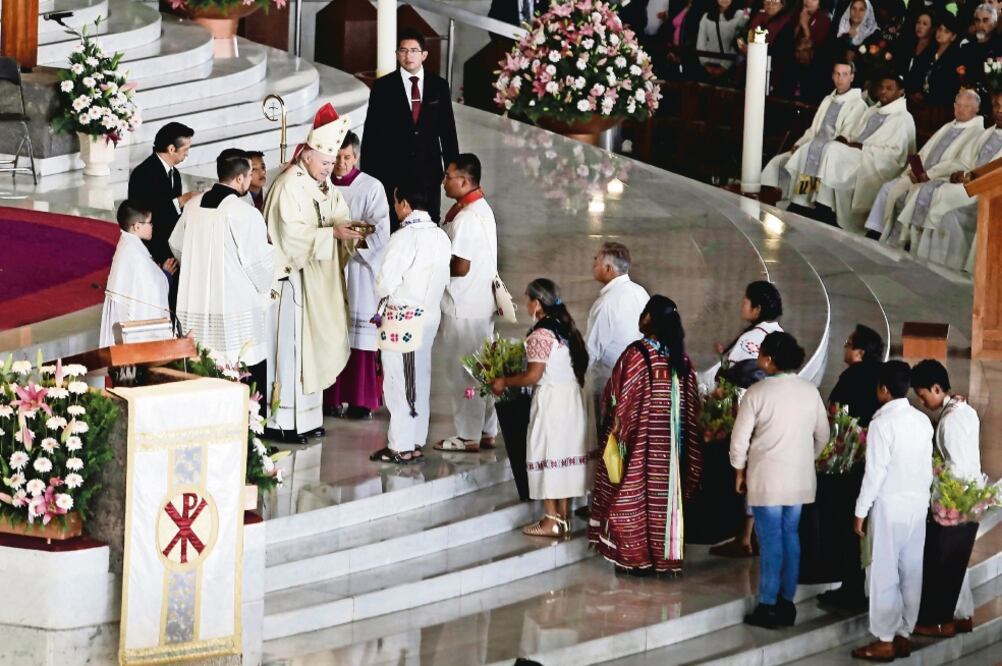 El cardenal Carlos Aguiar Retes ofició la Misa de las Rosas en la Basílica de Guadalupe, al celebrarse los 487 años de la aparición de la Virgen. (AGUSTÍN SALINAS. EL UNIVERSAL)