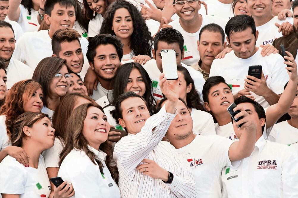 El presidente Enrique Peña Nieto inauguró tres universidades en el estado de Coahuila y aprovechó para tomarse selfies con los estudiantes. (PRESIDENCIA)