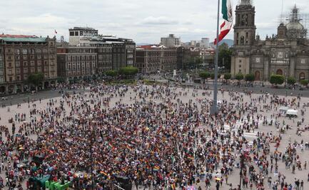Contingentes de la marcha LGBTTTI+ llegan al Zócalo de la CDMX