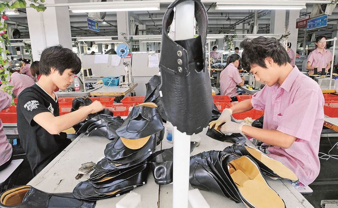 Empleados mientras trabajan en un taller. Archivo