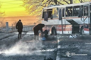 Dron ruso mata a 15 mineros en ataque en Ucrania; eran transportados a casa