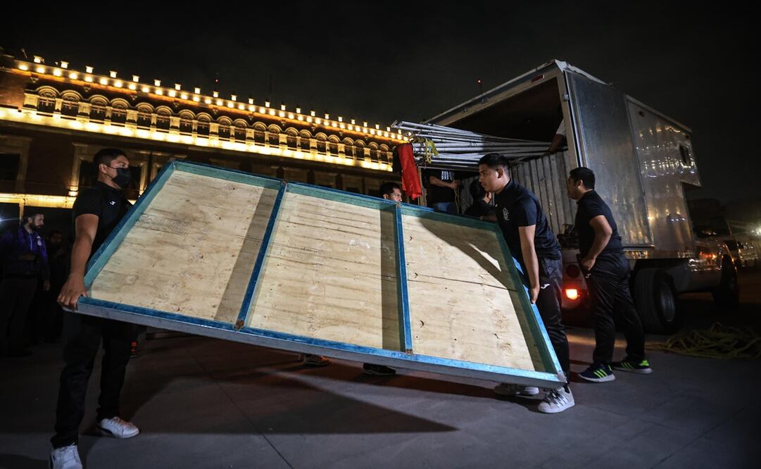 Tarimas y tubos para armar el plantón donde permanecerán los familiares de los normalistas en busca de diálogo con el presidente Andrés Manuel López Obrador. Foto: Gabriel Pano / EL UNIVERSAL